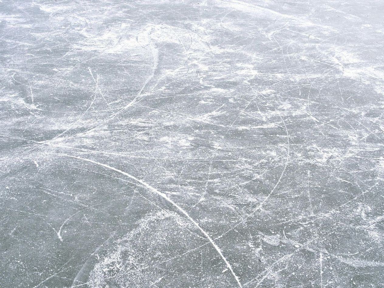 Lo stesso sentiero stretto attraverso quattro stagioni invernali